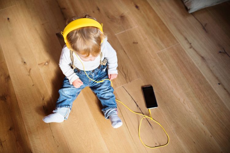 niño pequeño escuchando musica con auriculares