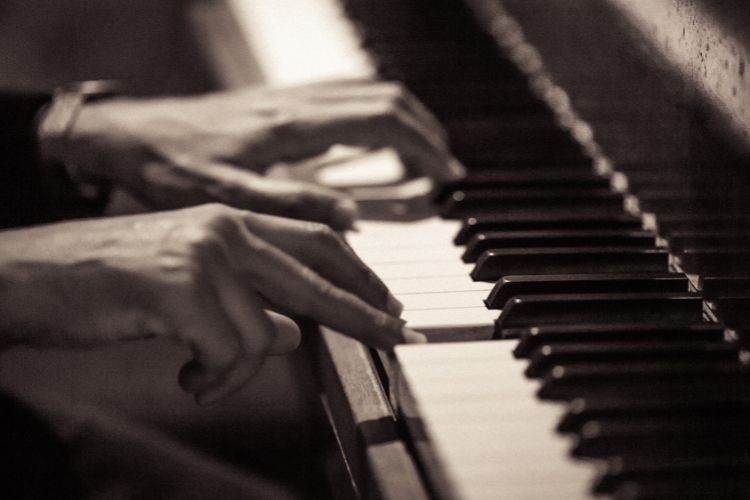 pianista con las manos encima del piano